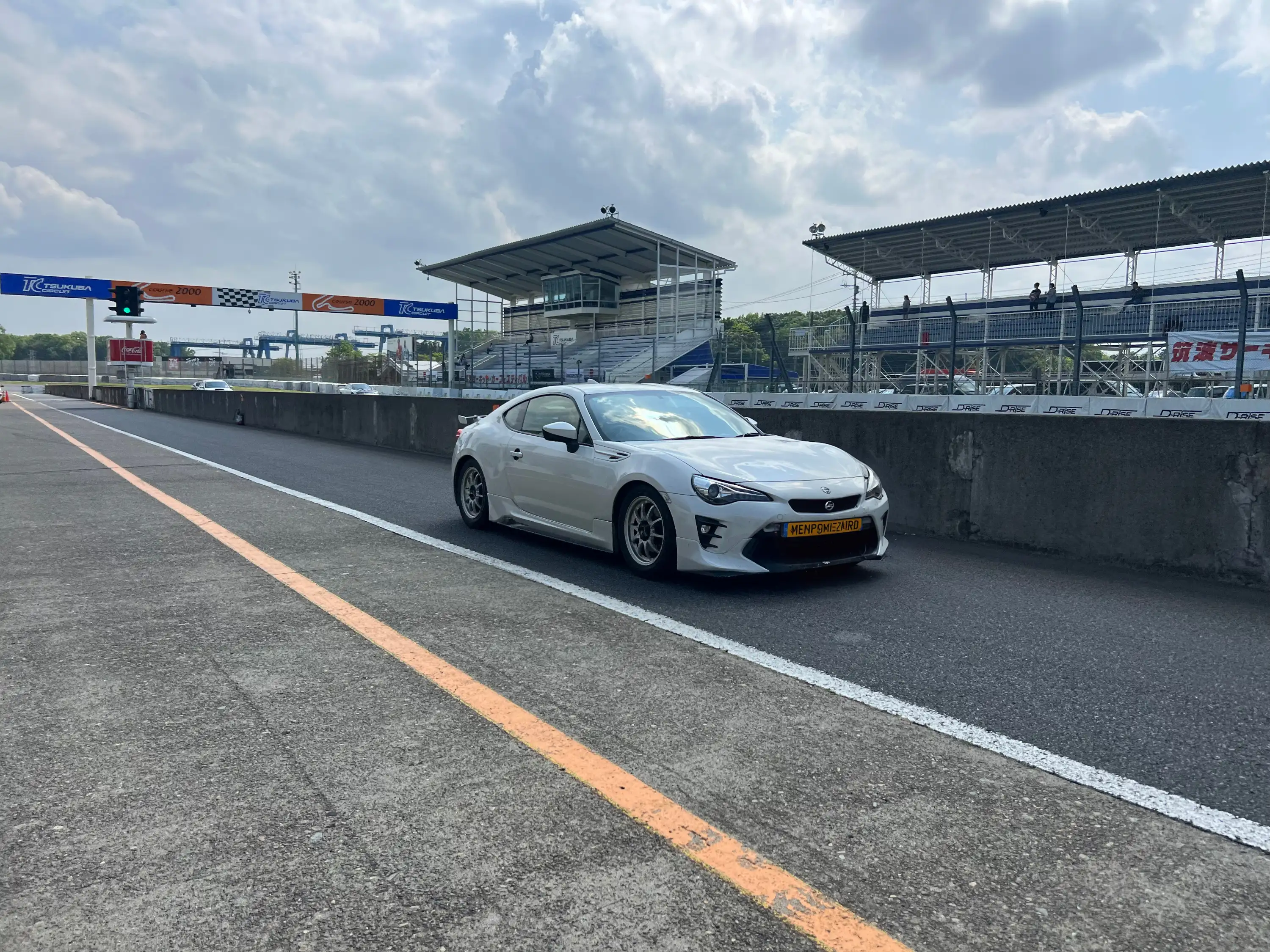 サーキットのピットレーンに停車したサーキット仕様車
